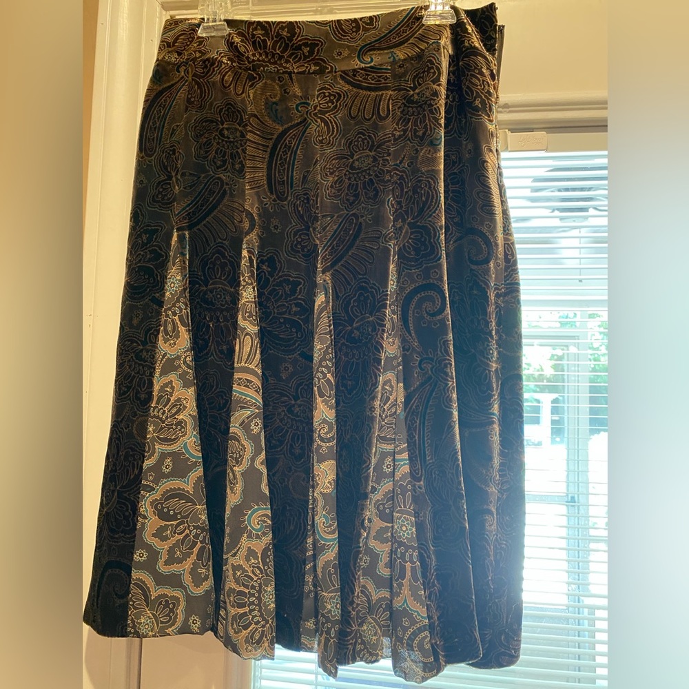 NWT Ann Taylor Loft skirt, size 10, brown with designs.
